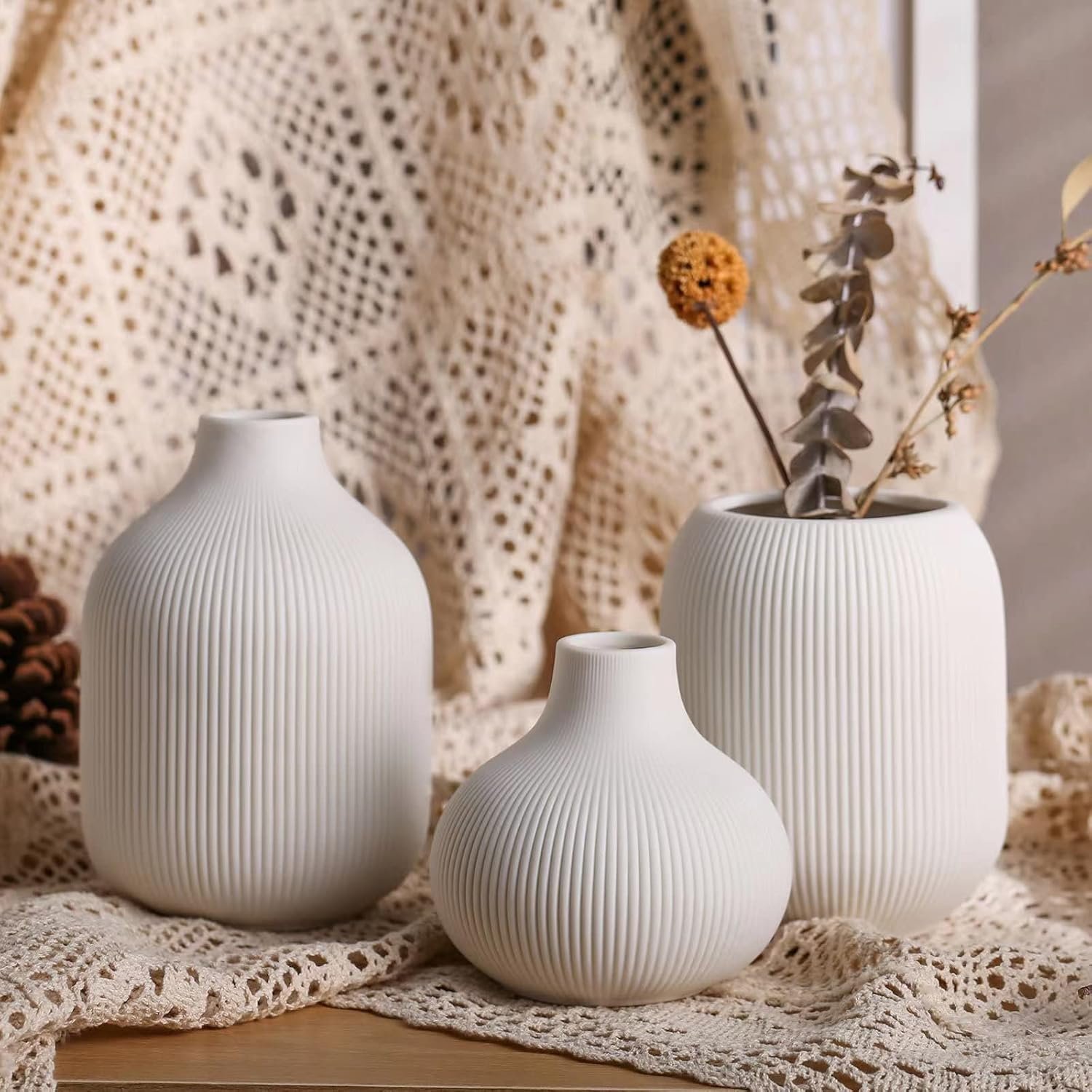 Modern minimalist white ceramic decorative vase set (3 pieces), unisex small ribbed vase, suitable for desktops, shelves, bookshelves, and entryways.